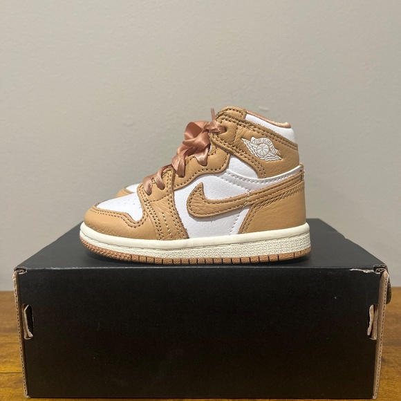 Kids Jordan Retro 1 in Tan/Gold and white with Satin Laces sz 5 - Picture 2 of 7